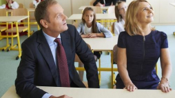 Premier Donald Tusk z żoną Małgorzatą podczas uroczystej inauguracji roku szolnego w Sulęczynie. Fot. PAP/A. Warżawa