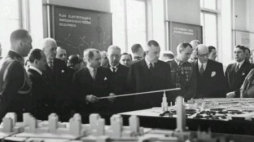 Wystawa "Warszawa przyszłości". Prezydent Stefan Starzyński (ze wskaźnikiem). 1936 r. Fot. NAC