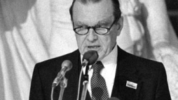 Czesław Miłosz podczas wykładu w Szwedzkiej Akademii Nauk. Fot. PAP/CAF/J. Undro
