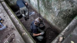 Prace ekshumacyjne w lesie w pobliżu miejscowości Dworzysko. Fot. PAP/M. Kulczyński