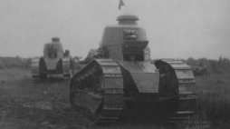 Lekkie czołgi francuskie Renault FT 17 w kolumnie marszowej. Fot. NAC