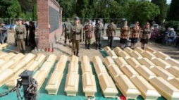 Tymczasowy pochówek ofiar reżimu komunistycznego na Powązkach Wojskowych. Fot. PAP/B. Zborowski