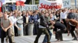 Kadr z filmu "80 milionów" Waldemara Krzystka. Fot. PAP/G. Hawalej 