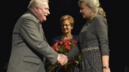 Były prezydent Lech Wałęsa, Danuta Wałęsa i Krystyna Janda po premierze monodramu  "Danuta W.". Fot. PAP/A. Warżawa