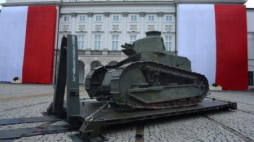 Zabytkowy czołg Renault FT-17 na dziedzińcu Pałacu Prezydenckiego. Fot. PAP/J. Turczyk
