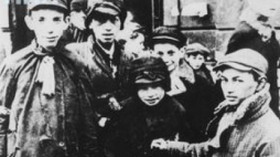 Dzieci żydowskie w gettach na ziemiach polskich. Fot. NAC 