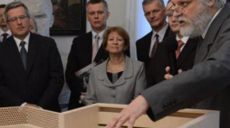 Krzysztof Jaraczewski (P) prezentuje w Belwederze koncepcję muzeum Józefa Piłsudskiego. Fot. PAP/J. Turczyk