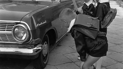 Uczeń musi mieć obowiązkowo szkolny fartuch z białym kołnierzykiem i tarczą na rękawie. Warszawa, 1964 r. Fot. PAP/CAF