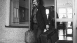 Lech Wałęsa opuszcza miejsce internowania. Fot. PAP/I. Radkiewicz