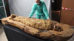  Skanowanie sarkofagu oraz mumii Aset-ir-khet-es, kapłanki Izydy z ok. 332-30 r. p.n.e. Fot. PAP/J. Bednarczyk