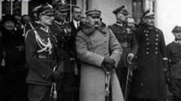 Józef Piłsudski w otoczeniu oficerów i cywili na schodach swojej willi w Sulejówku. 1925.03.19. Fot. NAC 