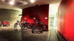 Wystawa poświęcona motoryzacji w Muzeum PRL-u w Krakowie.