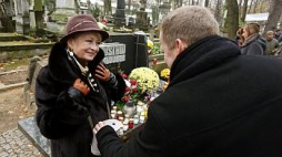  Magdalena Zawadzka kwestuje na Cmentarzu Powązkowskim w Warszawie. Fot. PAP/T. Gzell