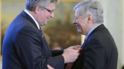 Prezydent Bronisław Komorowski odznaczył Andrzeja Zaorskiego Krzyżem Kawalerskim. Fot. PAP/J. Turczyk