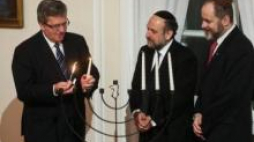 Prezydent B. Komorowski, M. Schudrich i P. Kadlcik. Fot. PAP/R. Guz