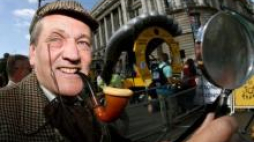 Sherlock Holmes na londyńskiej ulicy. Fot. PAP/EPA