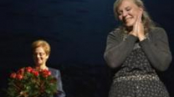 Danuta Wałęsa i Krystyna Janda po premierze monodramu "Danuta W." w Teatrze Wybrzeże. Fot. PAP/A. Warżawa