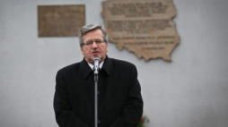 Prezydent Bronisław Komorowski przemawia przed Aresztem Śledczym w warszawskiej Białołęce. Fot. PAP/R. Guz