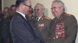 Gen. W. Jaruzelski i dowódca Zjednoczonych Sił Zbrojnych marsz. W. Kulikow. Warszawa 03.12.1986. Fot. PAP/J. Morek