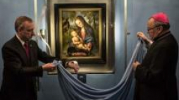 Minister Bogdan Zdrojewski i bp Marian Gołębiewski odsłaniają obraz "Madonna pod jodłami". Fot. PAP/M. Kulczyński