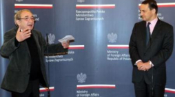 Arsenij Roginskij i minister Radosław Sikorski. Fot. PAP/L. Szymański