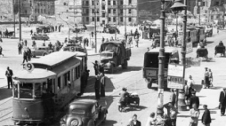 Skrzyżowanie Marszałkowskiej i Alej Jerozolimskich; w tle ul. Chmielna. Warszawa, 1946. Fot. PAP/CAF/S. Dąbrowiecki