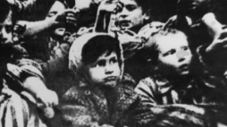 Dzieci z KL Auschwitz-Birkenau pokazują wytatuowane numery. Zdjęcie ze stycznia 1945 r. Fot. PAP/CAF 