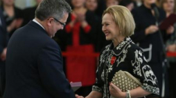 Prezydent RP Bronisław Komorowski odznacza aktorkę Grażynę Barszczewską. Fot. PAP/R. Guz