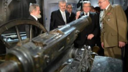 Prezydent RP Bronisław Komorowski, dyrektor MWP Zbigniew Wawer i gen. Mieczysław Cieniuch. Fot. PAP/L. Szymański