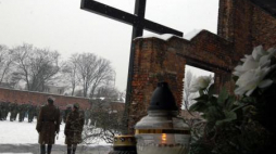 Uroczystości w muzeum Tradycji Niepodległościowych na Radogoszczu (2005). Fot. PAP/A. Zbraniecki