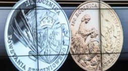 Monety wprowadzone przez NBP z okazji 150. rocznicy Powstania Styczniowego. Fot. PAP/J. Kamiński