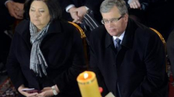 Bronisław Komorowski z małżonką Anną podczas uroczystości pogrzebowych prymasa Glempa. Fot. PAP/B. Zborowski