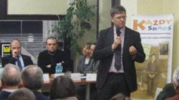 Dyrektor MHP Robert Kostro. W tle uczestnicy spotkania. Fot. dzieje.pl/W. Kowalski