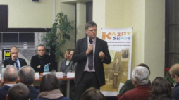 Dyrektor MHP Robert Kostro. W tle uczestnicy spotkania. Fot. dzieje.pl/W. Kowalski