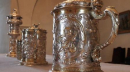 Kufel z wizerunkami muzykujących puttów, Gdańsk ok. 1670 r. Fot. PAP/J. Bednarczyk