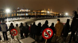 Ludzki łańcuch przeciwko neonazistom w Dreźnie. Fot. PAP/EPA