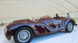 Auto Avio Costruzioni 815 w Enzo Ferrari Museum w Modenie. Fot. PAP/EPA