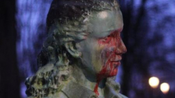 Zniszczony pomnik sanitariuszki AK Danuty Siedzikówny "Inki" w Parku Jordana w Krakowie. Fot. PAP/J. Bednarczyk