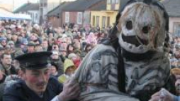 Ścięcie Śmierci na zakończenie karnawału w Jedlińsku. Fot. PAP/P. Polak