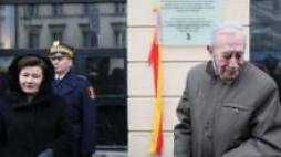 Tablica upamiętniająca kabaret "Dudek" - prezydent H. Gronkiewicz-Waltz oraz J. Kobuszewski. Fot. PAP/L. Szymański