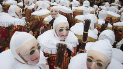 Gilles de Binche ubrani w tradycyjne kostiumy podczas karnawałowej parady na ulicach Binche. Fot. PAP/W. Dąbkowski