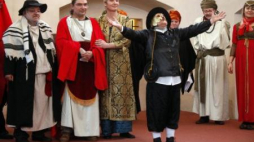 W zabytkowej synagodze w Tykocinie odbył się pokaz obchodów święta Purim. Fot. PAP/A. Reszko