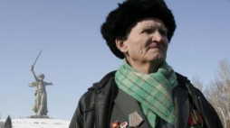 Weteran Armii Czerwonej pod pomnikiem upamietniającym bitwę stalingradzką. Fot. PAP/EPA