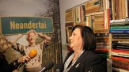 Małżonka prezydenta RP Anna Komorowska podczas wernisażu wystawy "Szuflada Szymborskiej". Fot. PAP/J. Bednarczyk