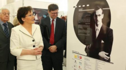 Zwiedzanie wystawy. Źródło: Sejm Rzeczypospolitej Polskiej. Fot. Krzysztof Białoskórski