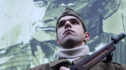 Uroczystość złożenia kwiatów pod tablicą pamiątkową na murze Aresztu Śledczego w Warszawie. Fot. PAP/J. Kamiński