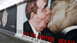 East Side Gallery w Berlinie. Fot. PAP/EPA