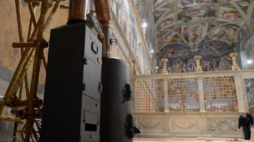 Kaplica Sykstyńska - dwa żeliwne piece; jeden do palenia kart do głosowania, drugi do dymu. Fot. PAP/EPA