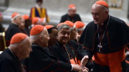 Kardynałowie w bazylice św. Piotra w Rzymie, wśród nich kard. Kazimierz Nycz. 06.03.2013. Fot. PAP/EPA 