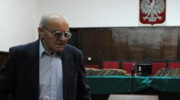 Były wicepremier PRL Stanisław Kociołek na sali Sądu Okręgowego w Warszawie. Fot. PAP/G. Jakubowski